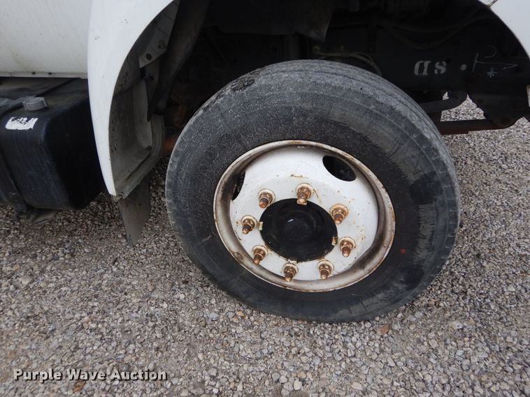 image for item IV9579 2000 Ford F650 Super Duty XL  SuperCab flatbed truck