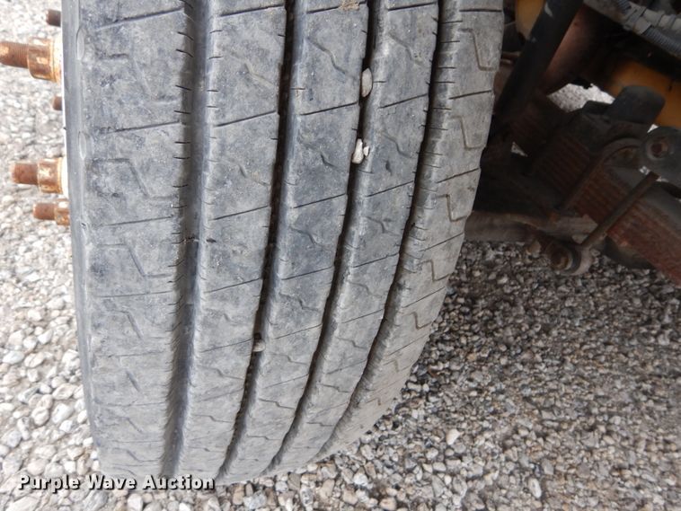 image for item IV9579 2000 Ford F650 Super Duty XL  SuperCab flatbed truck