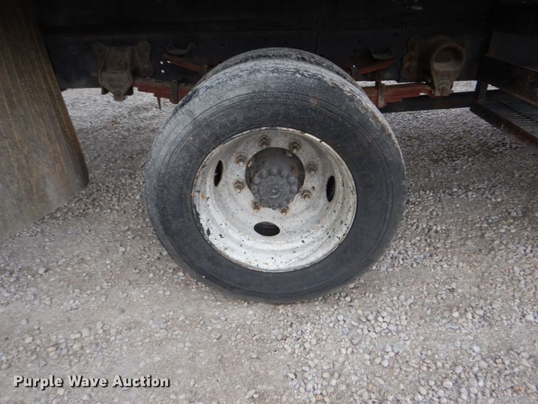 image for item IV9579 2000 Ford F650 Super Duty XL  SuperCab flatbed truck