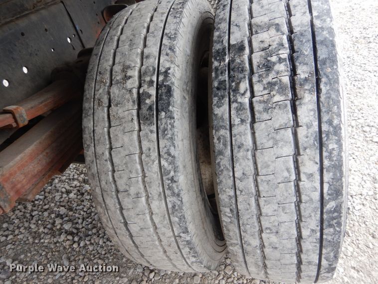 image for item IV9579 2000 Ford F650 Super Duty XL  SuperCab flatbed truck