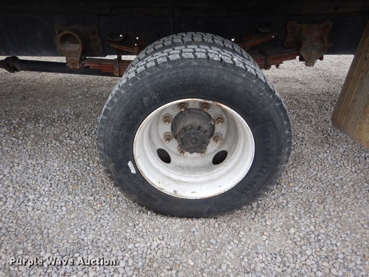 image for item IV9579 2000 Ford F650 Super Duty XL  SuperCab flatbed truck