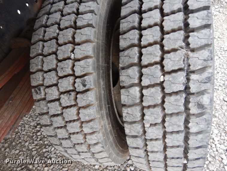 image for item IV9579 2000 Ford F650 Super Duty XL  SuperCab flatbed truck