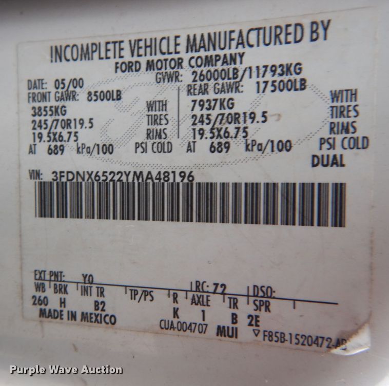 image for item IV9579 2000 Ford F650 Super Duty XL  SuperCab flatbed truck