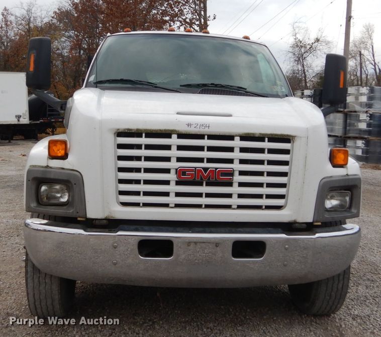 image for item IV9580 2004 GMC C6500  Crew Cab flatbed truck