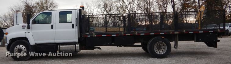 image for item IV9580 2004 GMC C6500  Crew Cab flatbed truck
