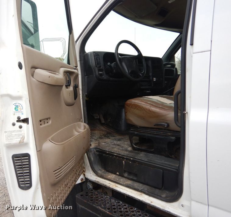 image for item IV9580 2004 GMC C6500  Crew Cab flatbed truck