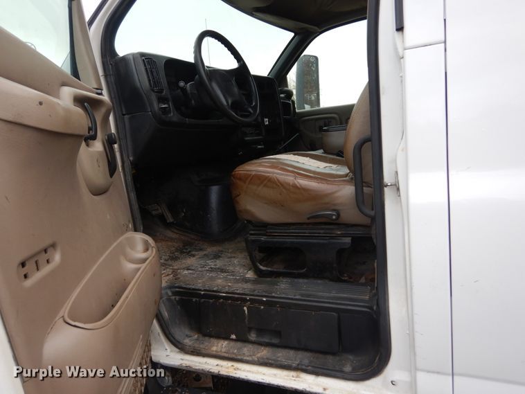 image for item IV9580 2004 GMC C6500  Crew Cab flatbed truck