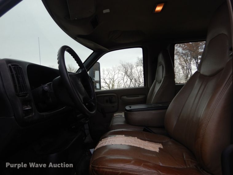 image for item IV9580 2004 GMC C6500  Crew Cab flatbed truck