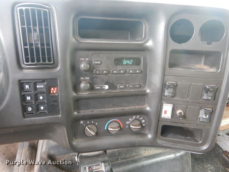 image for item IV9580 2004 GMC C6500  Crew Cab flatbed truck