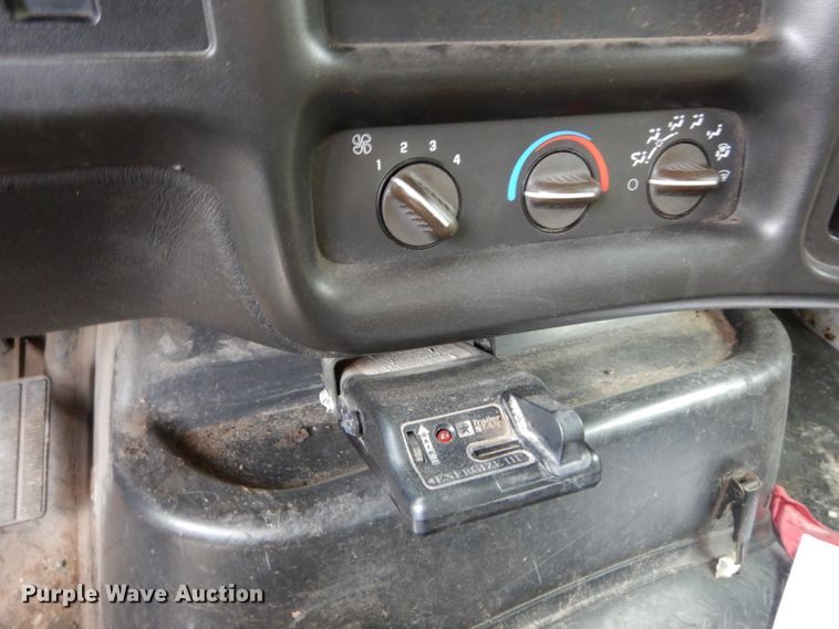 image for item IV9580 2004 GMC C6500  Crew Cab flatbed truck