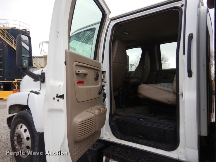 image for item IV9580 2004 GMC C6500  Crew Cab flatbed truck