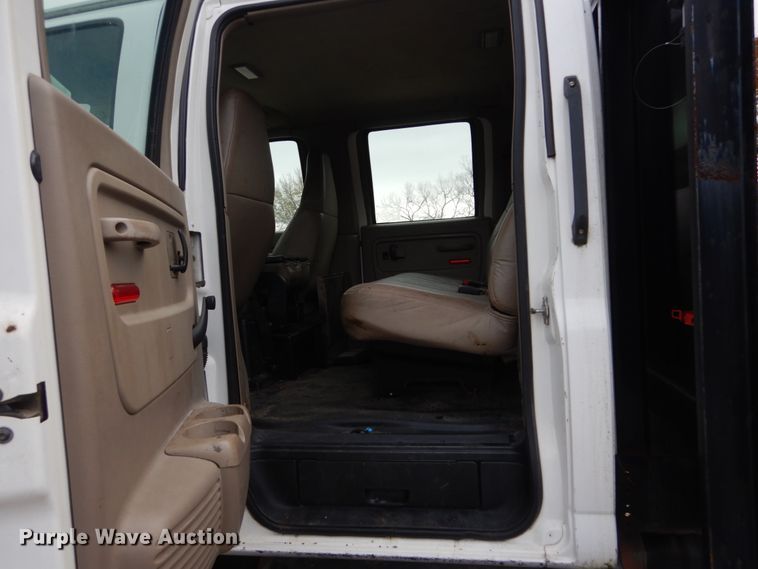 image for item IV9580 2004 GMC C6500  Crew Cab flatbed truck