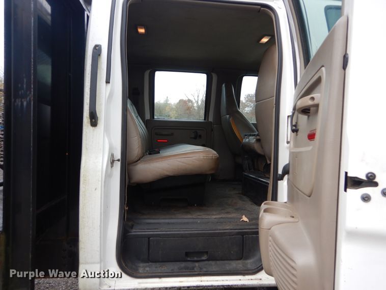 image for item IV9580 2004 GMC C6500  Crew Cab flatbed truck