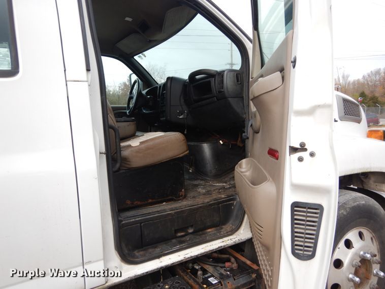 image for item IV9580 2004 GMC C6500  Crew Cab flatbed truck