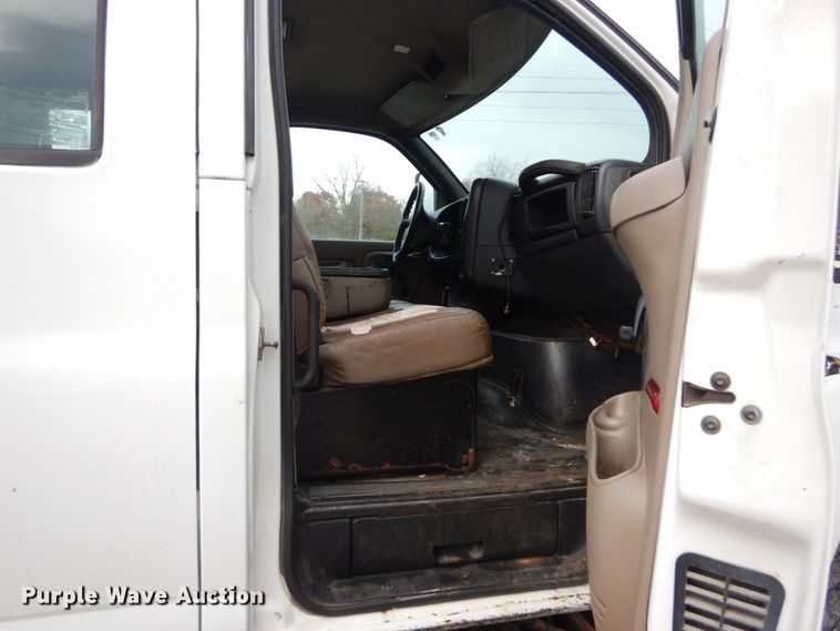 image for item IV9580 2004 GMC C6500  Crew Cab flatbed truck
