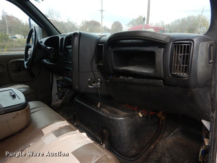 image for item IV9580 2004 GMC C6500  Crew Cab flatbed truck