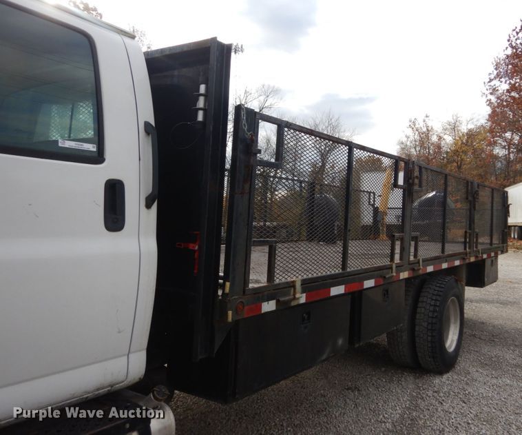 image for item IV9580 2004 GMC C6500  Crew Cab flatbed truck