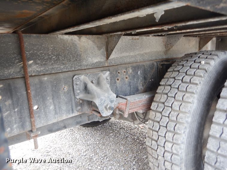 image for item IV9580 2004 GMC C6500  Crew Cab flatbed truck