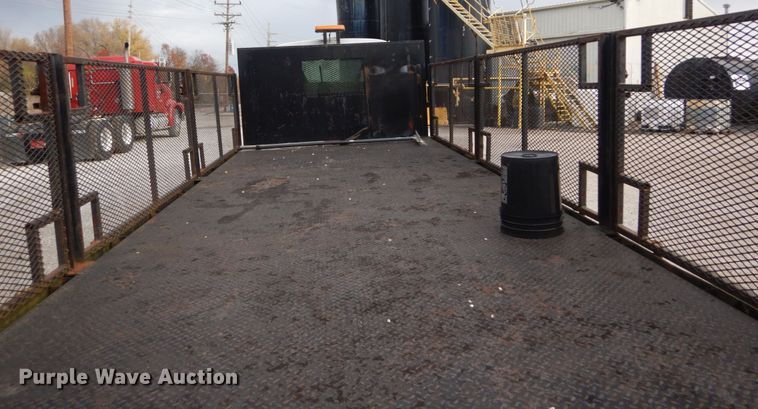 image for item IV9580 2004 GMC C6500  Crew Cab flatbed truck