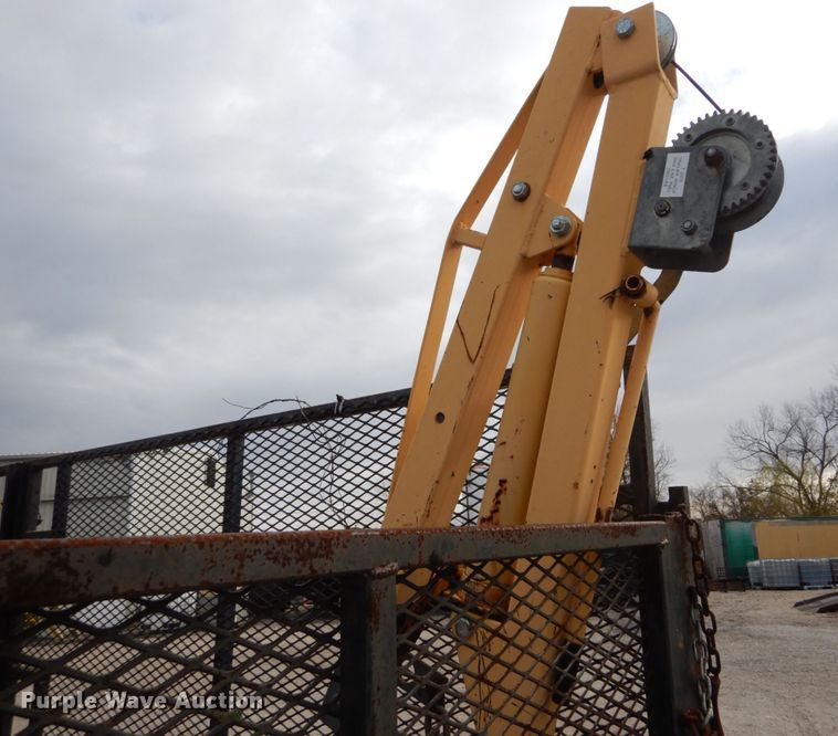 image for item IV9580 2004 GMC C6500  Crew Cab flatbed truck