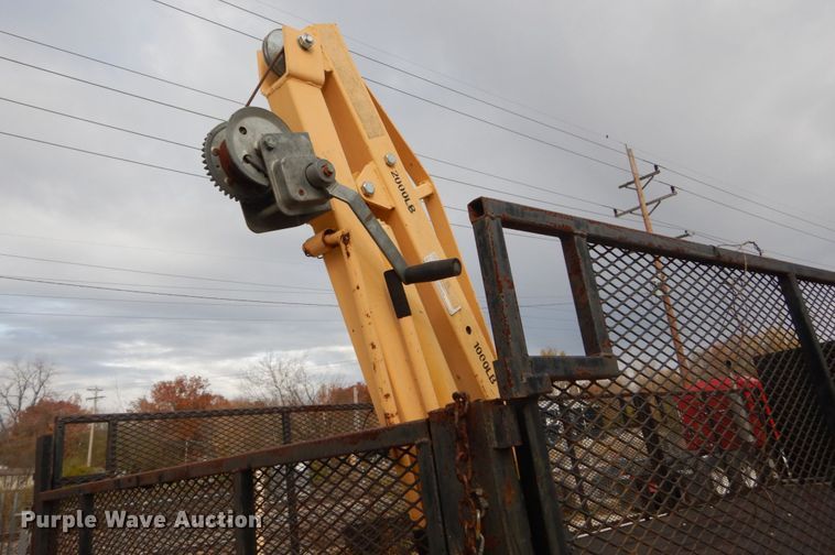 image for item IV9580 2004 GMC C6500  Crew Cab flatbed truck