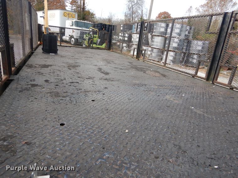 image for item IV9580 2004 GMC C6500  Crew Cab flatbed truck