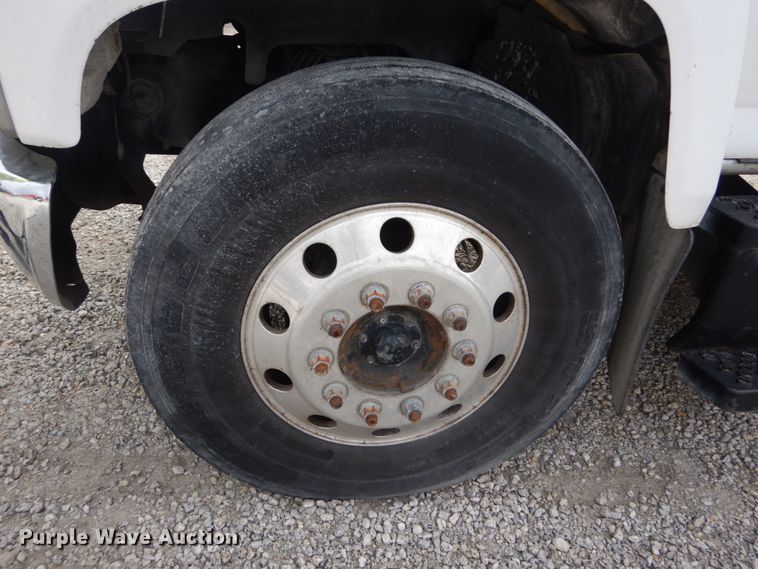 image for item IV9580 2004 GMC C6500  Crew Cab flatbed truck