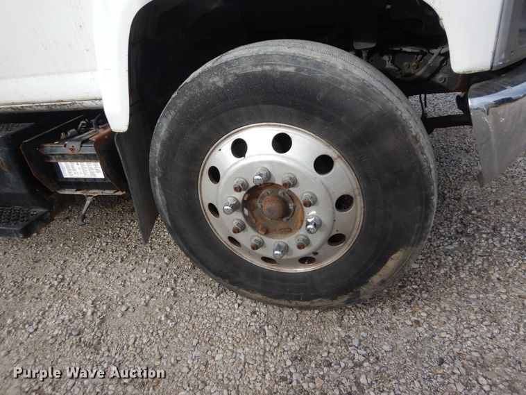 image for item IV9580 2004 GMC C6500  Crew Cab flatbed truck