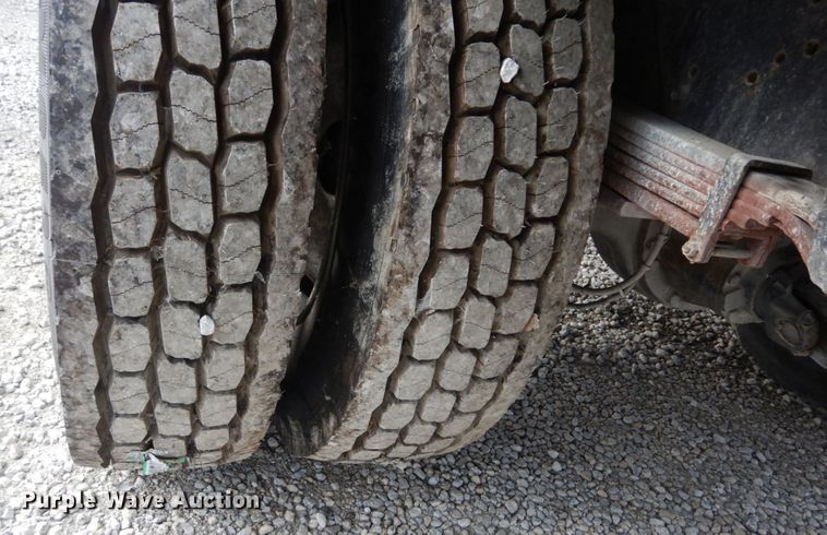 image for item IV9580 2004 GMC C6500  Crew Cab flatbed truck