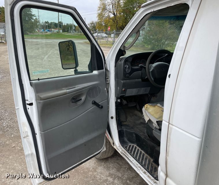 image for item IX9546 2006 Ford Econoline E450  box truck
