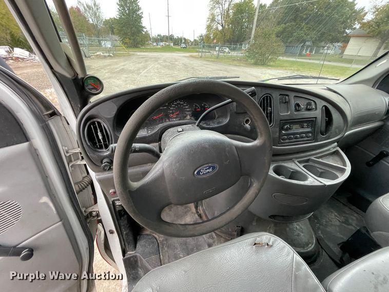 image for item IX9546 2006 Ford Econoline E450  box truck
