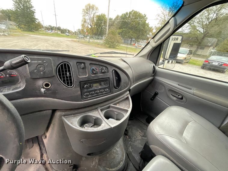 image for item IX9546 2006 Ford Econoline E450  box truck
