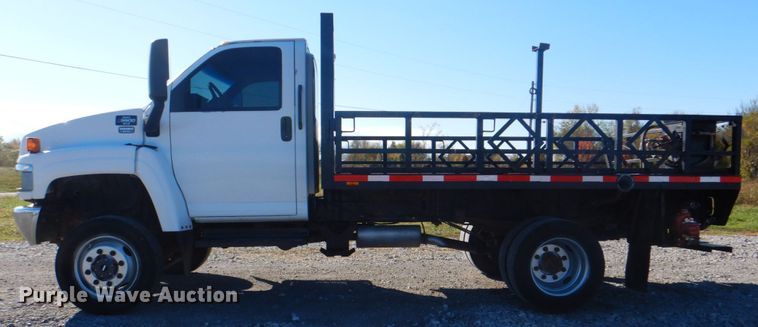 image for item JN9073 2005 Chevrolet C5500  flatbed truck