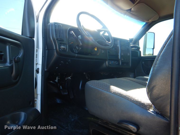 image for item JN9073 2005 Chevrolet C5500  flatbed truck