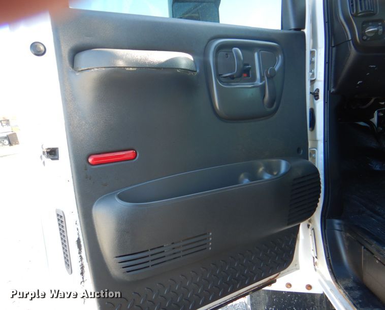 image for item JN9073 2005 Chevrolet C5500  flatbed truck