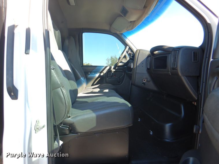 image for item JN9073 2005 Chevrolet C5500  flatbed truck