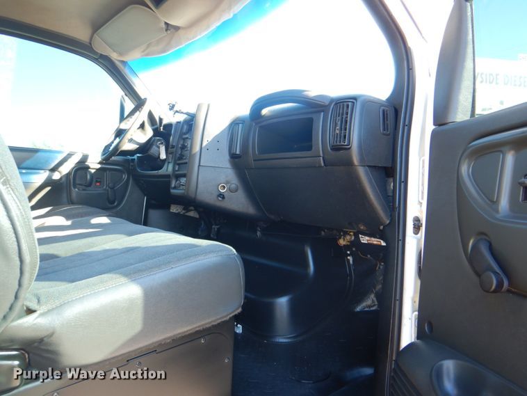 image for item JN9073 2005 Chevrolet C5500  flatbed truck