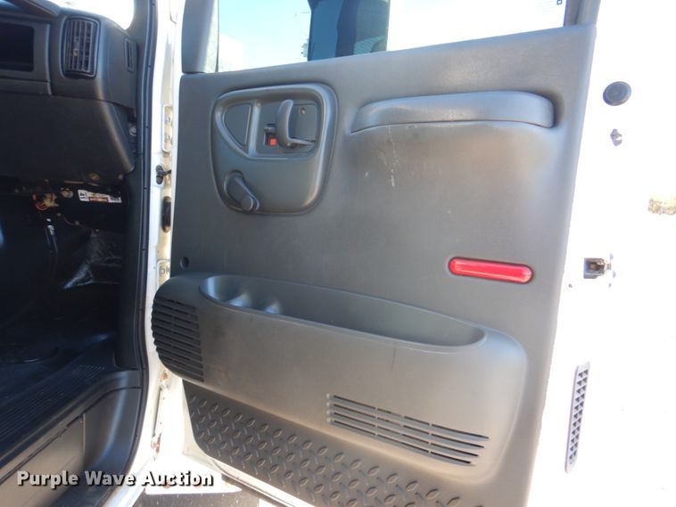 image for item JN9073 2005 Chevrolet C5500  flatbed truck