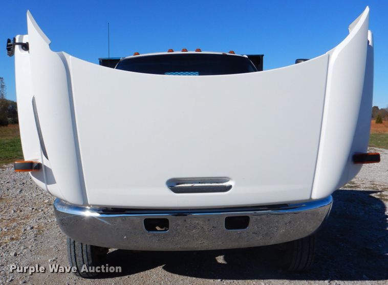 image for item JN9073 2005 Chevrolet C5500  flatbed truck