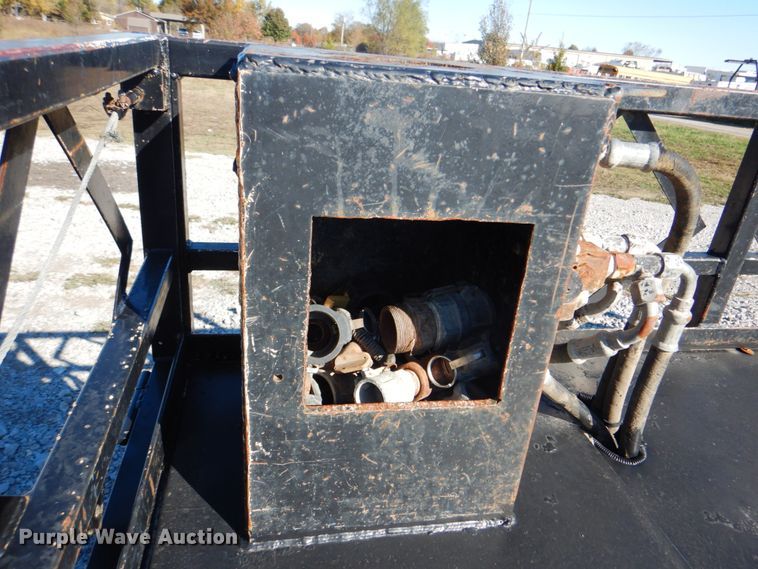 image for item JN9073 2005 Chevrolet C5500  flatbed truck