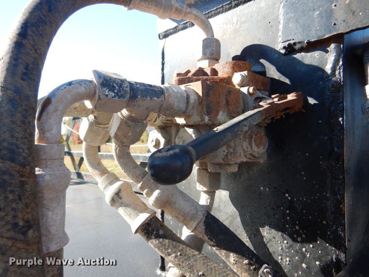 image for item JN9073 2005 Chevrolet C5500  flatbed truck