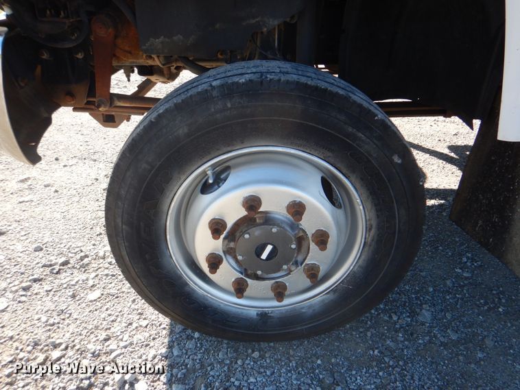 image for item JN9073 2005 Chevrolet C5500  flatbed truck