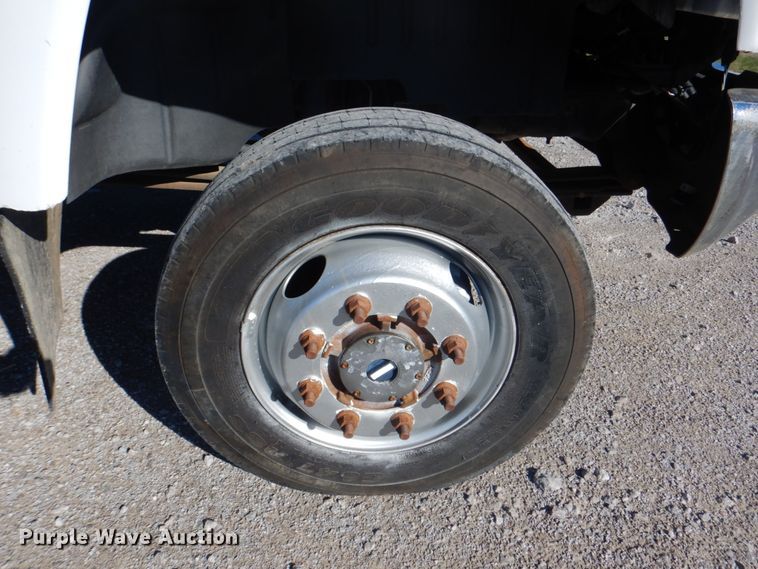 image for item JN9073 2005 Chevrolet C5500  flatbed truck