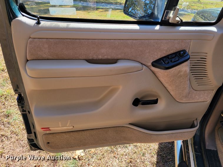 image for item KQ9089 1993 Ford Bronco Eddie Bauer  SUV