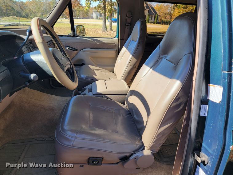 image for item KQ9089 1993 Ford Bronco Eddie Bauer  SUV