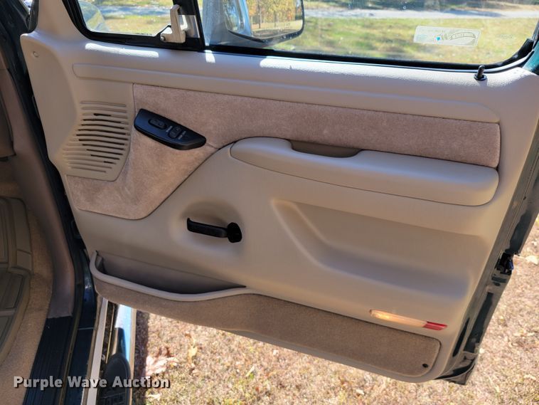 image for item KQ9089 1993 Ford Bronco Eddie Bauer  SUV