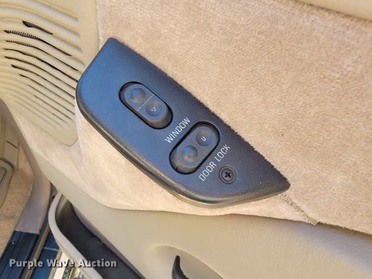 image for item KQ9089 1993 Ford Bronco Eddie Bauer  SUV