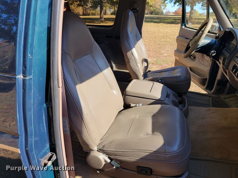 image for item KQ9089 1993 Ford Bronco Eddie Bauer  SUV