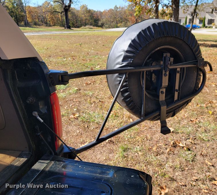 image for item KQ9089 1993 Ford Bronco Eddie Bauer  SUV