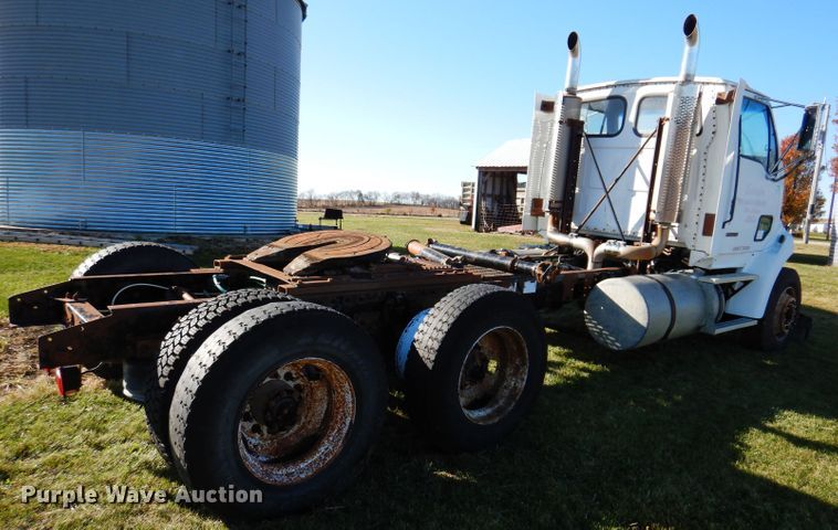 image for item KY9563 2000 Sterling AT9500  semi truck